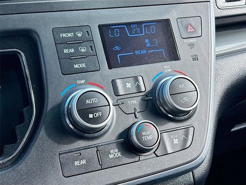 Used 2016 Toyota Sienna SE Premium image 17