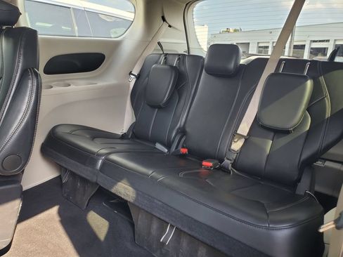 Used 2024 Chrysler Pacifica Touring-L FWD image 27