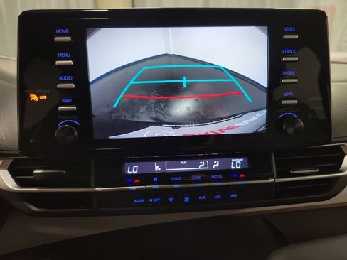 Used 2024 Toyota Sienna LE FWD image 16