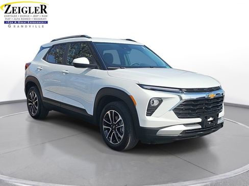 Used 2025 Chevrolet TrailBlazer LT AWD/4WD image 3
