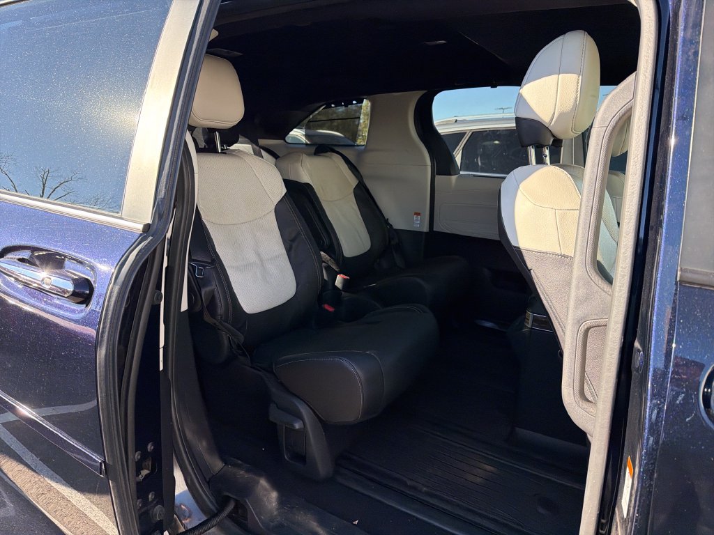 Used 2025 Toyota Sienna Platinum AWD/4WD image 32