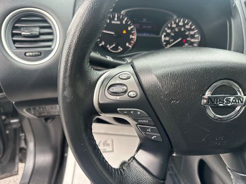 Used 2020 Nissan Pathfinder SV image 15