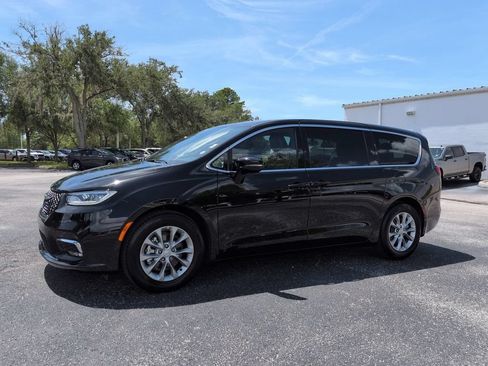 Used 2026 Chrysler Pacifica Limited FWD image 8