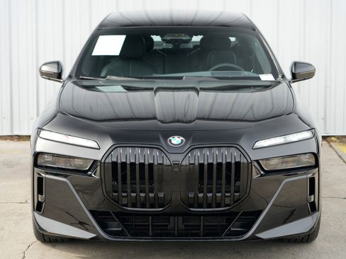 Used 2023 BMW 760i xDrive w/ Executive Package image 59