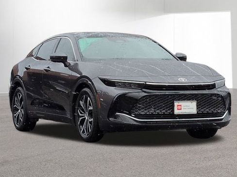 Certified 2023 Toyota Crown Limited image 3