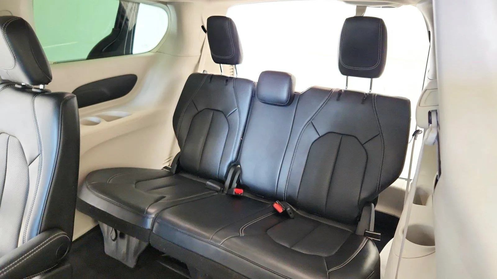Used 2023 Chrysler Pacifica Touring-L FWD image 25