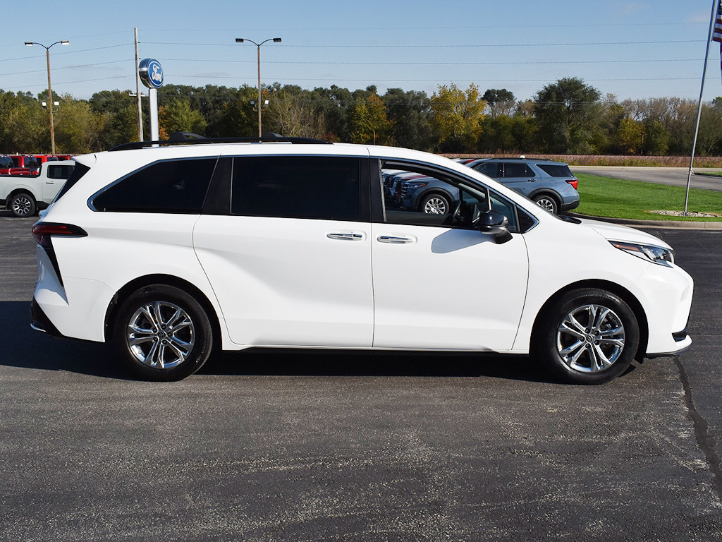 Used 2023 Toyota Sienna XSE w/ XSE Plus Package AWD/4WD image 17