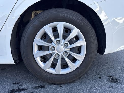 Used 2024 Kia Forte LX image 3