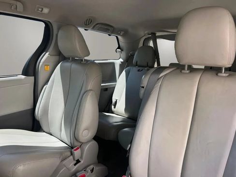 Used 2013 Toyota Sienna LE FWD image 39