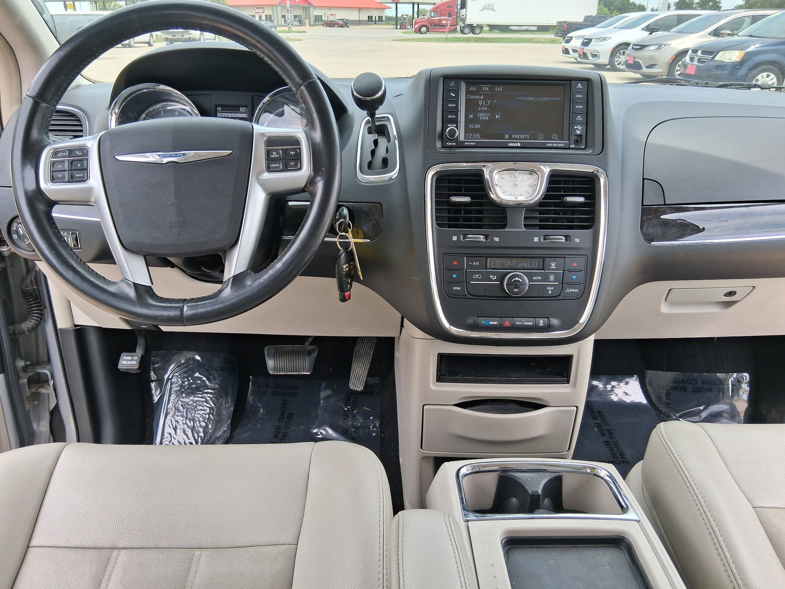 Used 2013 Chrysler Town & Country Touring FWD image 13