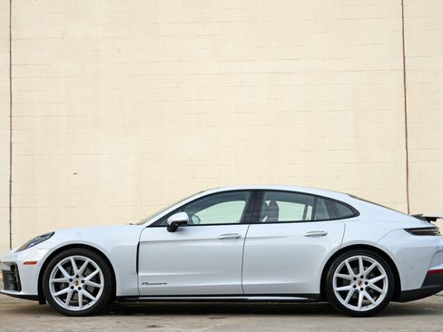Used 2025 Porsche Panamera image 9