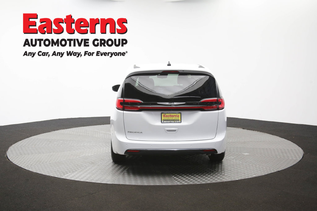 Used 2023 Chrysler Pacifica Touring-L FWD image 40