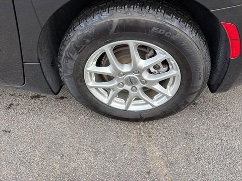 Used 2023 Chrysler Pacifica Touring-L image 45