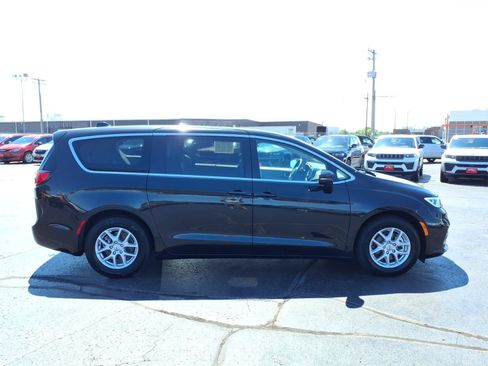 Used 2024 Chrysler Pacifica Touring-L FWD image 2