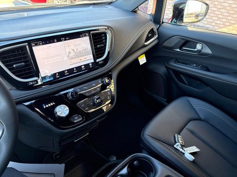 New 2026 Chrysler Pacifica Select image 16