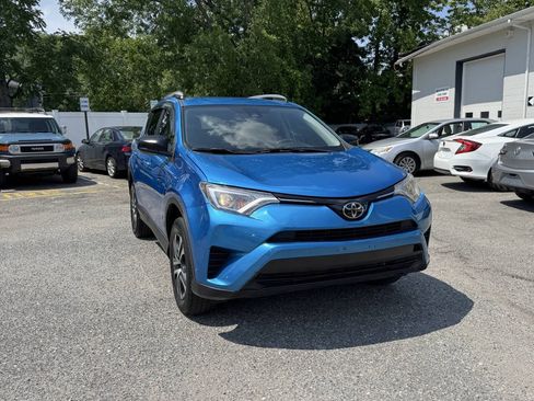 Used 2018 Toyota RAV4 LE AWD/4WD image 4