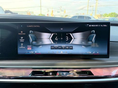Used 2023 BMW 760i xDrive w/ Luxury Rear Seating Package AWD/4WD image 39