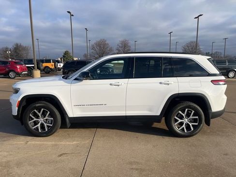 Used 2024 Jeep Grand Cherokee Limited w/ Luxury Tech Group II image 2