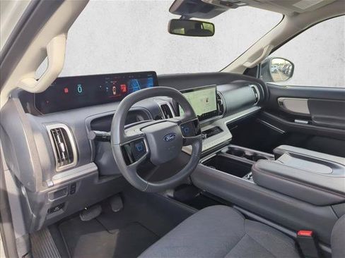 Used 2025 Ford Expedition Active RWD image 13