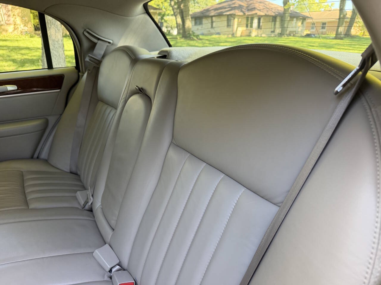 Used 2005 Lincoln Town Car Signature RWD image 10