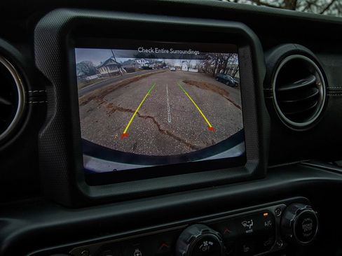 Used 2020 Jeep Wrangler Unlimited Sahara image 15