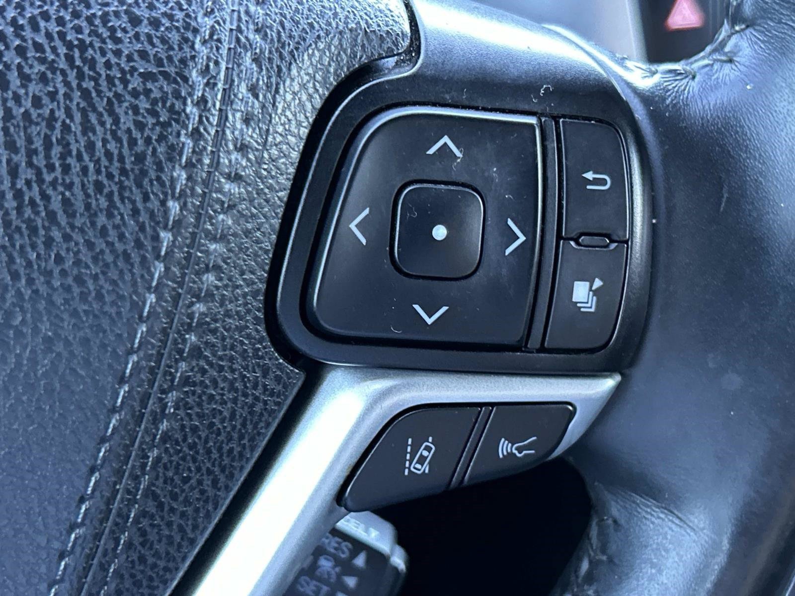 Used 2019 Toyota Highlander XLE FWD image 26