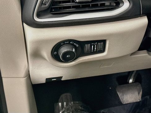 Certified 2023 Chrysler Pacifica Touring-L FWD image 17