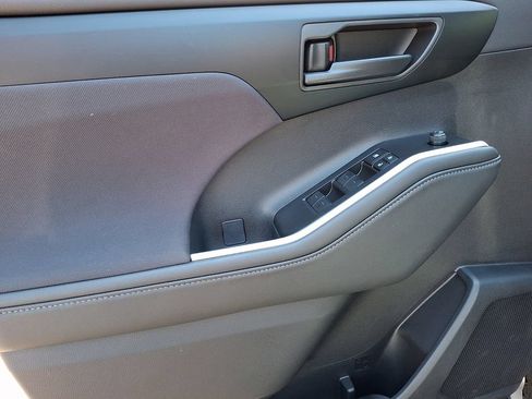 Certified 2025 Toyota Highlander LE FWD image 13