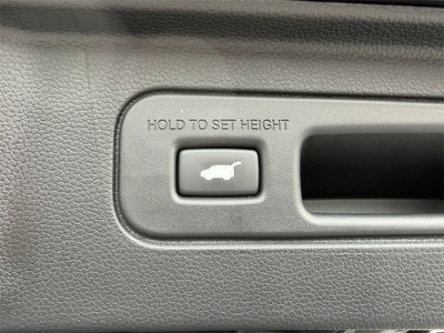 Used 2025 Honda Pilot Touring image 10