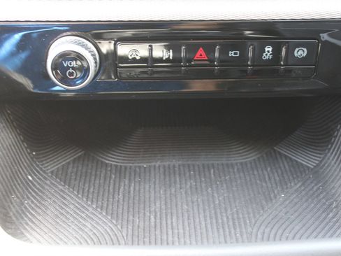 Used 2025 Ford Explorer Active w/ Active Comfort Package RWD image 40