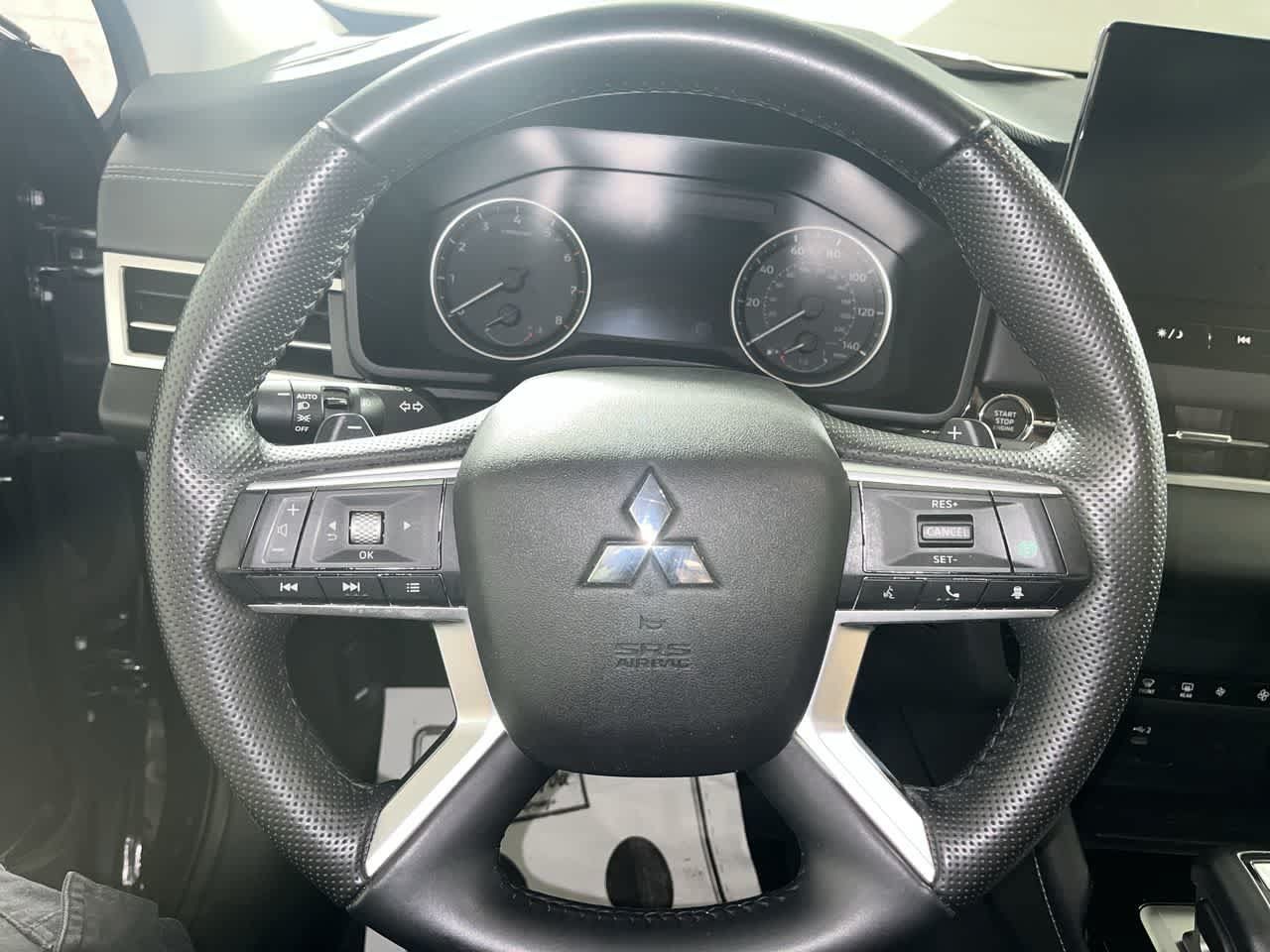 Used 2025 Mitsubishi Outlander SE AWD/4WD image 16
