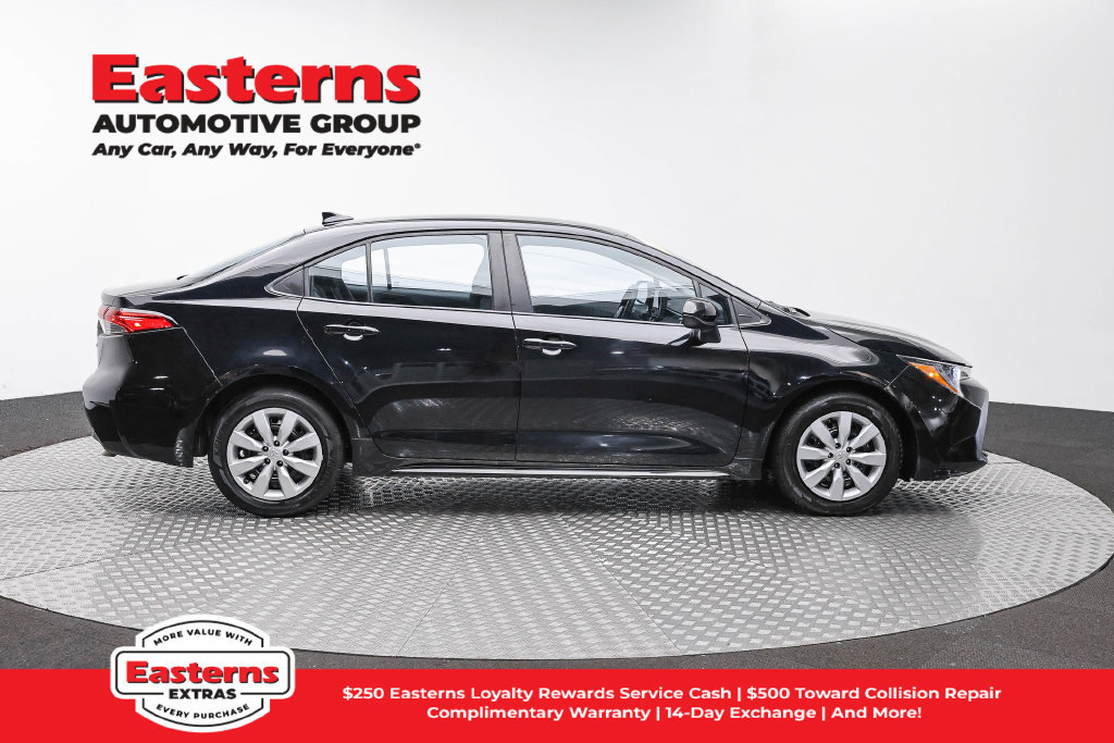 Used 2025 Toyota Corolla LE FWD image 5