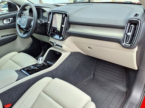 Certified 2023 Volvo XC40 B5 Ultimate w/ Protection Package Premier AWD/4WD image 10