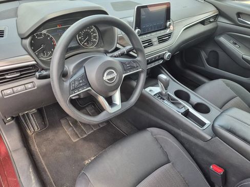Used 2025 Nissan Altima 2.5 SV FWD image 12