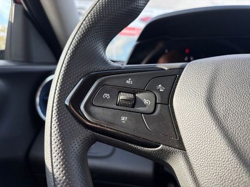 Used 2025 Chevrolet Trax LT FWD image 28