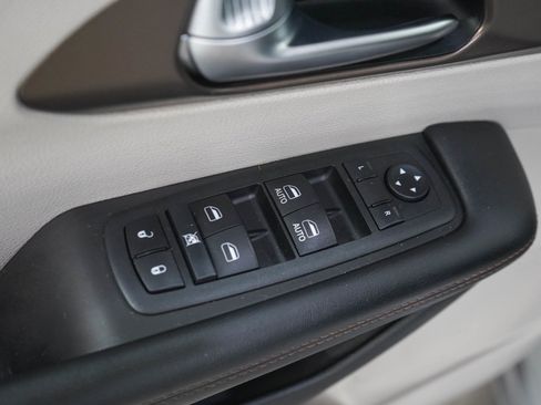 Used 2018 Chrysler Pacifica Touring-L FWD image 22