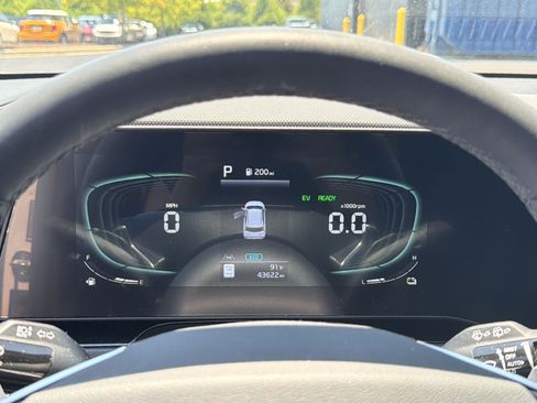 Used 2023 Kia Niro SX Touring FWD image 11