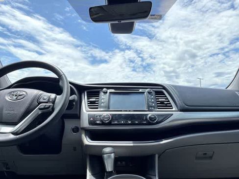 Used 2017 Toyota Highlander XLE FWD image 30