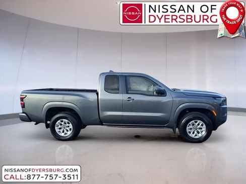 Used 2024 Nissan Frontier SV image 2