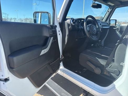 Used 2015 Jeep Wrangler Unlimited Sahara w/ Max Tow Package image 9