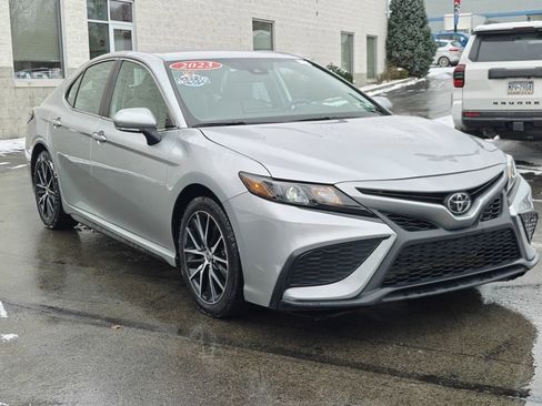 Used 2023 Toyota Camry SE image 3