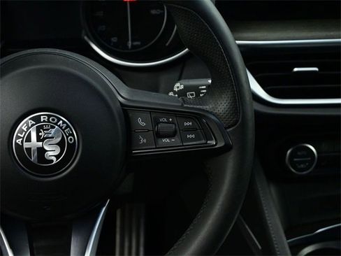 Used 2022 Alfa Romeo Stelvio Ti image 5