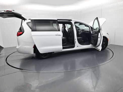 Used 2024 Chrysler Pacifica Limited FWD image 59