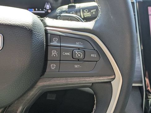 Used 2023 Jeep Grand Cherokee Limited w/ Luxury Tech Group II AWD/4WD image 30