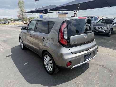 Used 2018 Kia Soul + FWD image 5