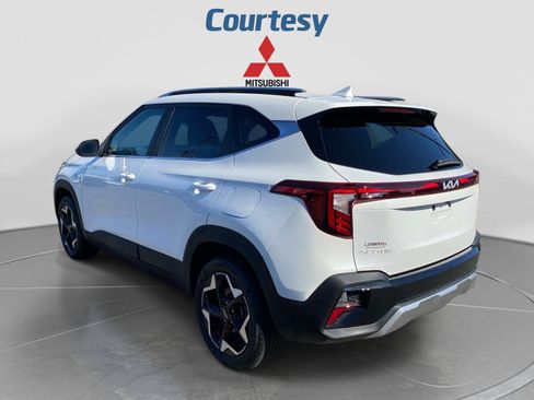 Used 2024 Kia Seltos EX AWD/4WD image 3