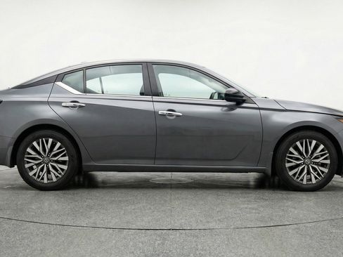 Used 2025 Nissan Altima 2.5 SV image 9