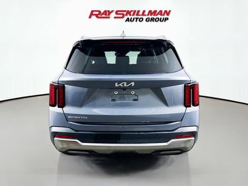 Used 2024 Kia Sorento S image 6