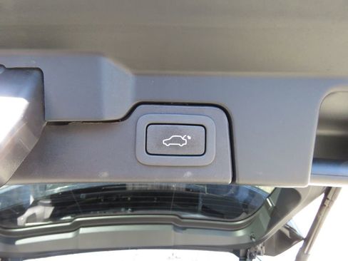 Used 2017 Land Rover Range Rover Evoque SE image 18