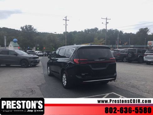 Used 2024 Chrysler Pacifica Touring-L FWD image 3